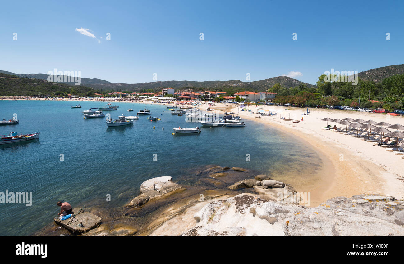 Kalamitsi, Grèce - 29 juillet 2017 : les gens sur la plage et les bateaux à la célèbre plage de kalamitsi péninsule Sithonia Chalkidiki en Grèce. Banque D'Images