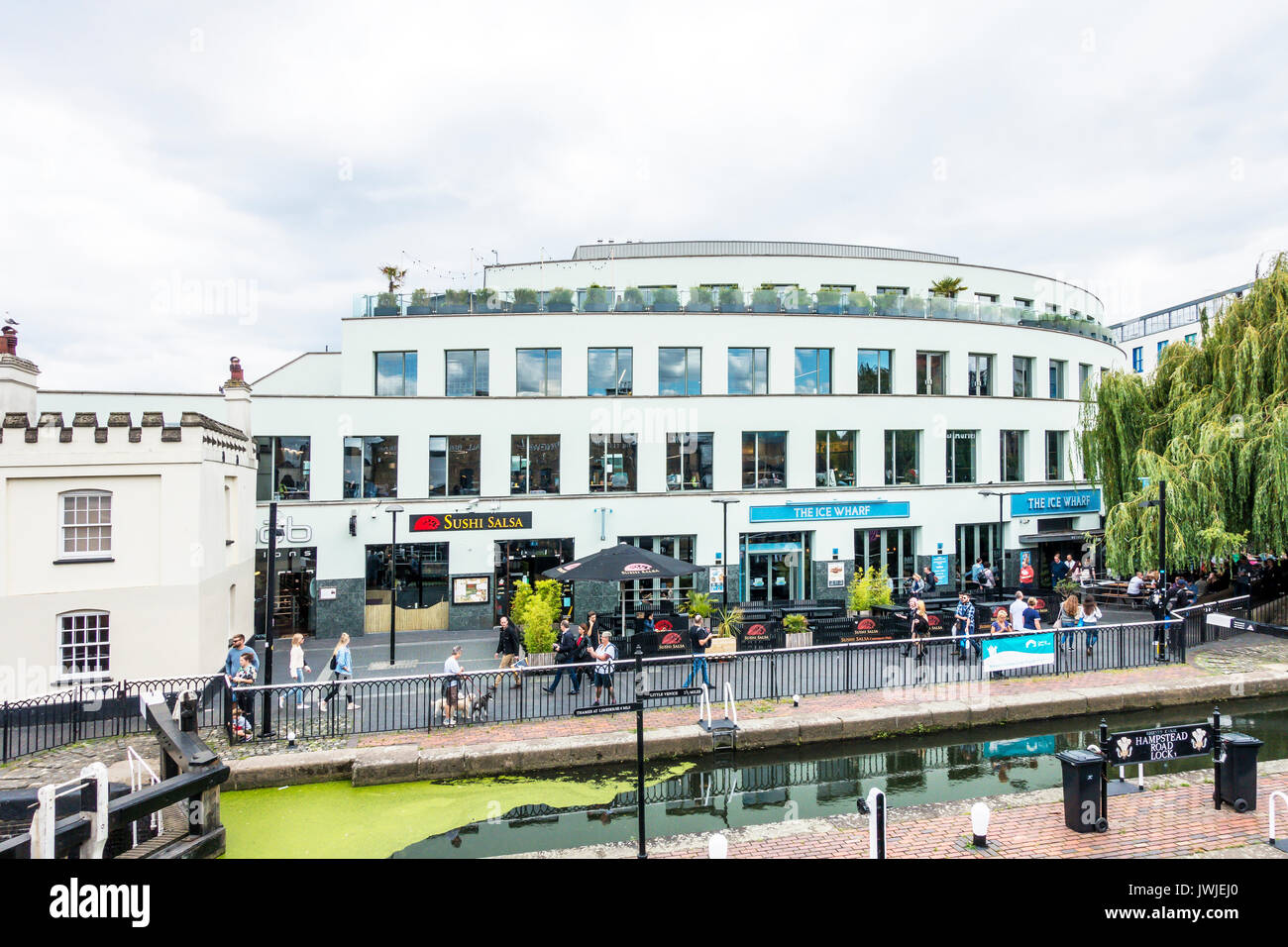 Wetherspoon,l,Ice Wharf Restaurant Sushi,Salsa,Hampstead Road,Serrure,Camden Regents Canal,London,UK Banque D'Images