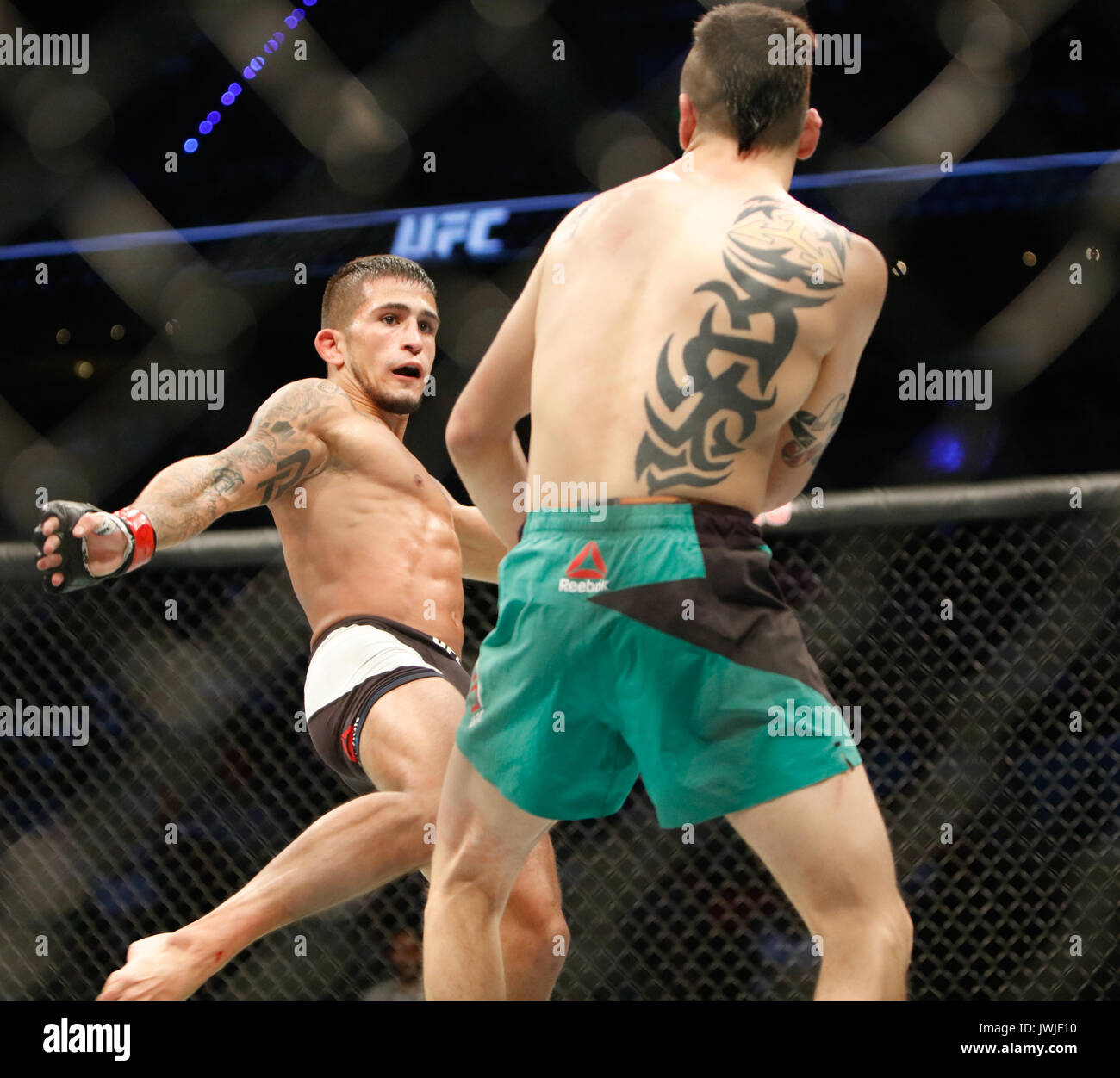 Brandon Moreno prend sergio pettis lors de l'ufc fight night 114 MEXICO,MEXIQUE Banque D'Images