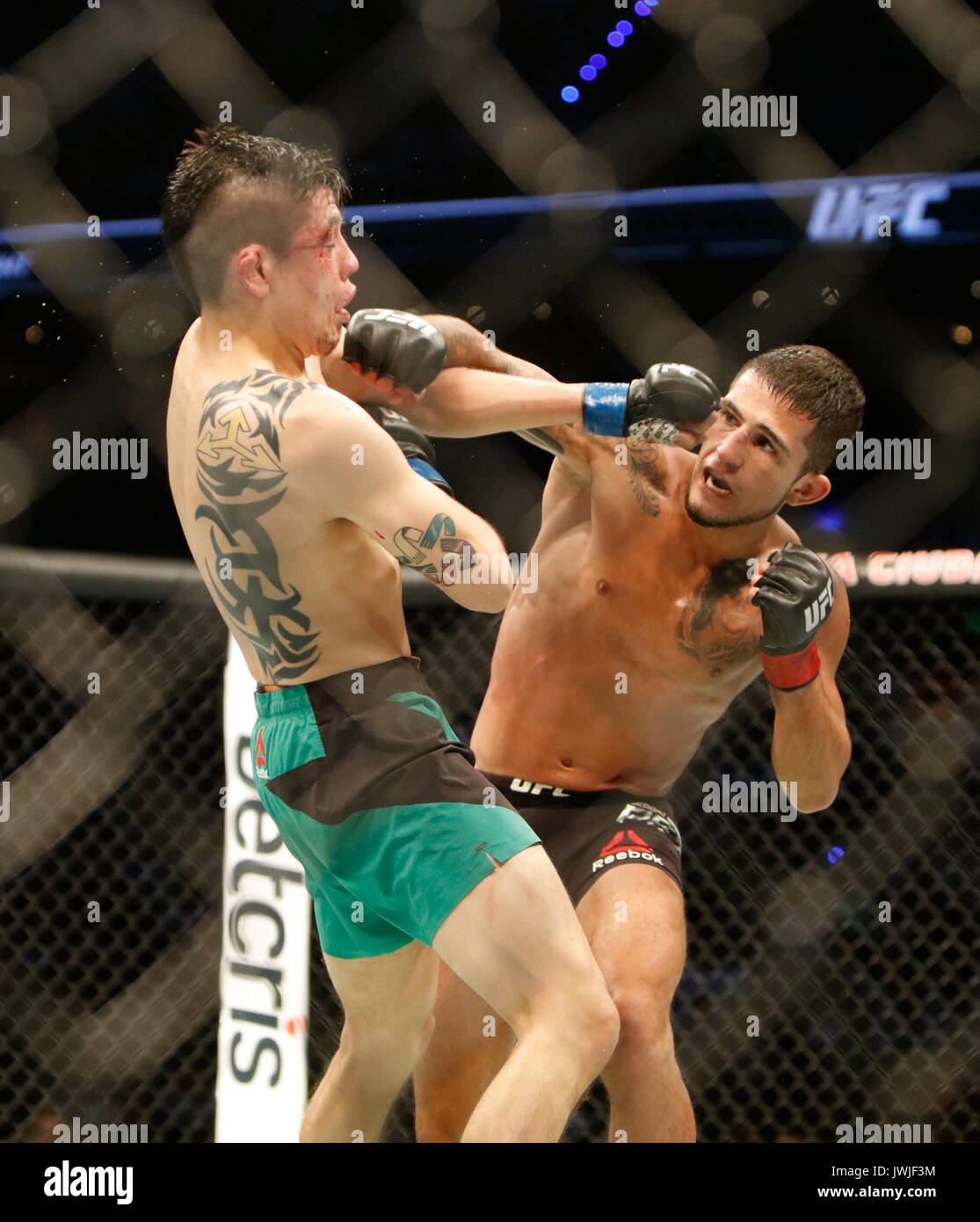 Brandon Moreno prend sergio pettis lors de l'ufc fight night 114 MEXICO,MEXIQUE Banque D'Images