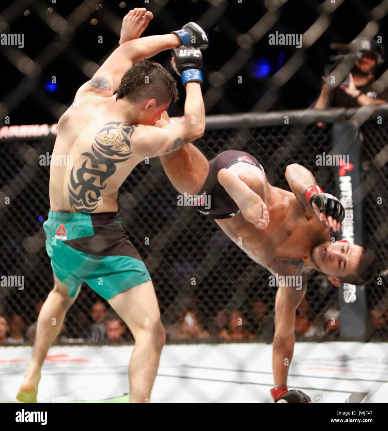 Brandon Moreno prend sergio pettis lors de l'ufc fight night 114 MEXICO,MEXIQUE Banque D'Images