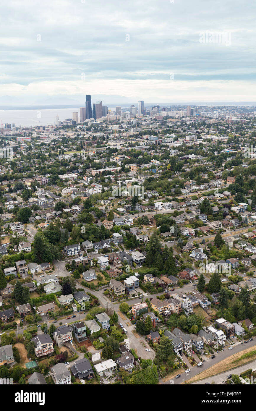 Vue aérienne de Leschi en direction du centre-ville de Seattle, WA, USA Banque D'Images