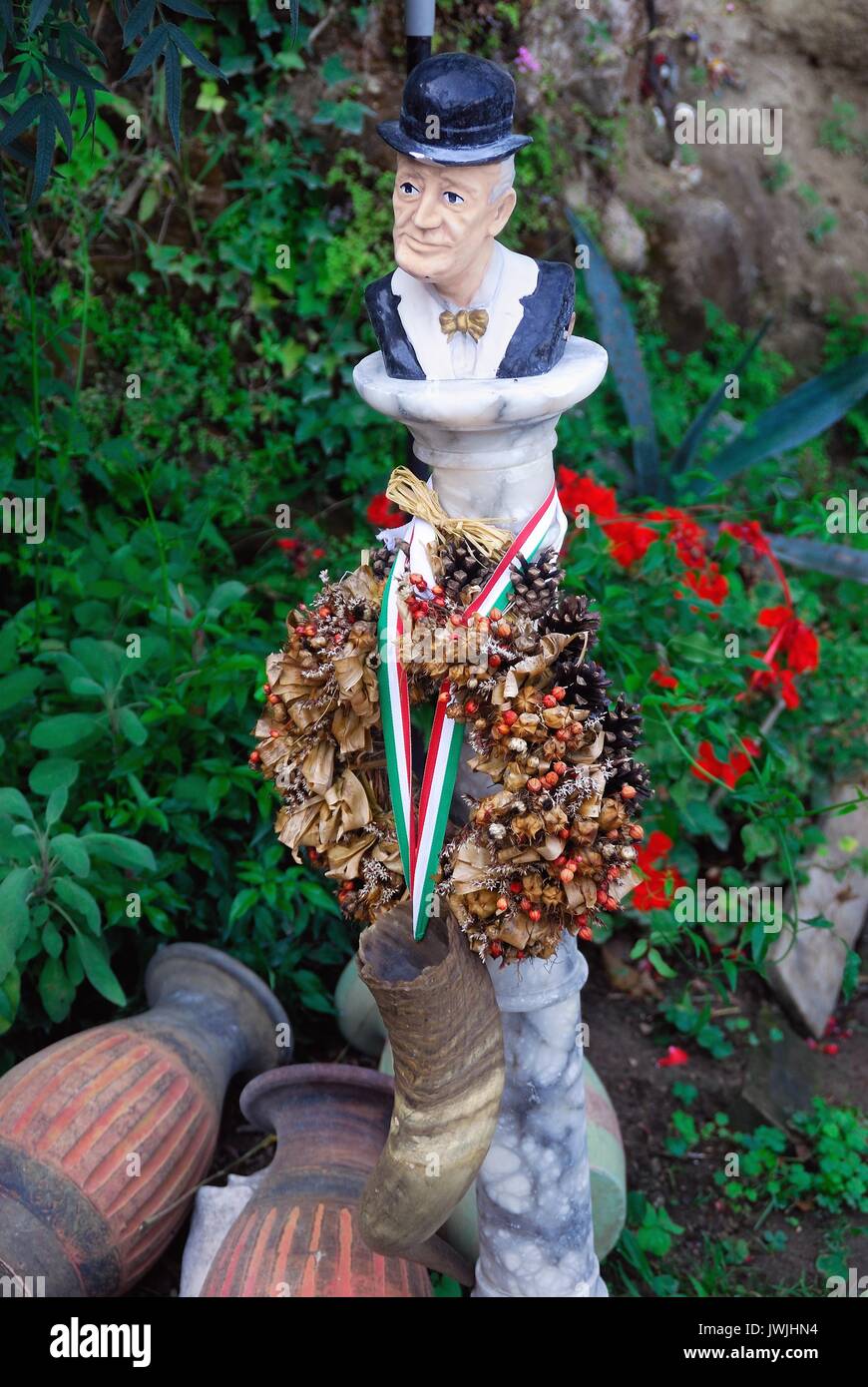 Une statuette de Totò dans un jardin de Naples. Banque D'Images