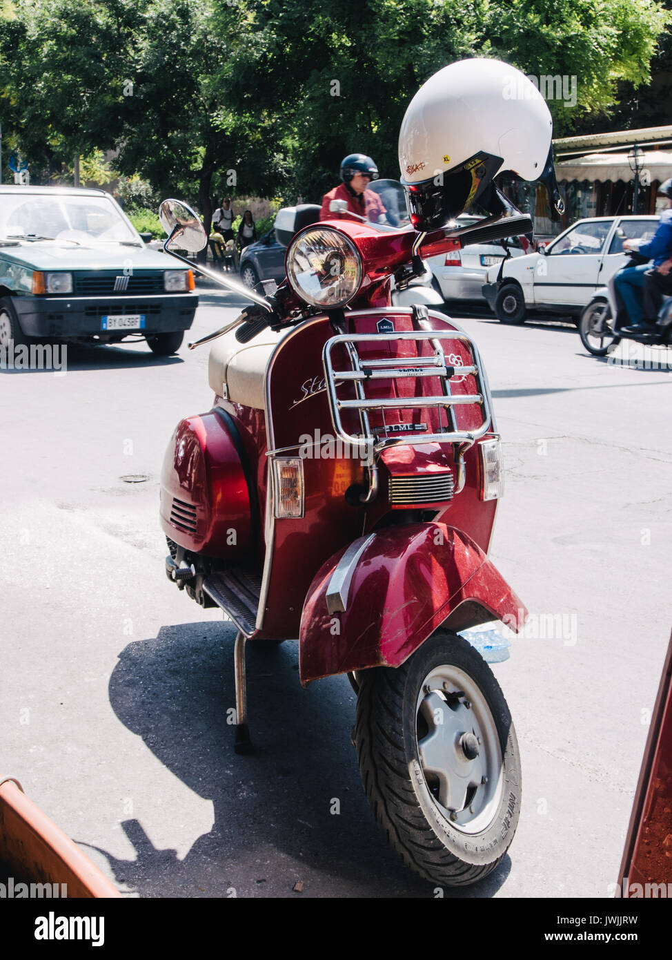 Vespa rouge et casque blanc Photo Stock - Alamy