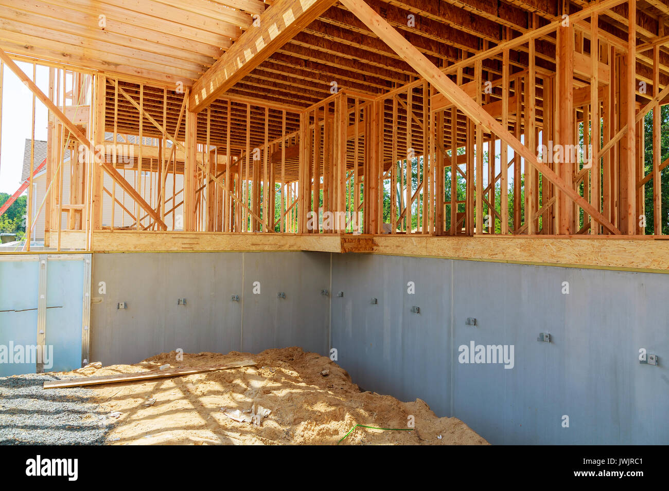 Nouvelle construction d'un bloc de ciment à la maison avec un toit en bois préfabriquées. Banque D'Images