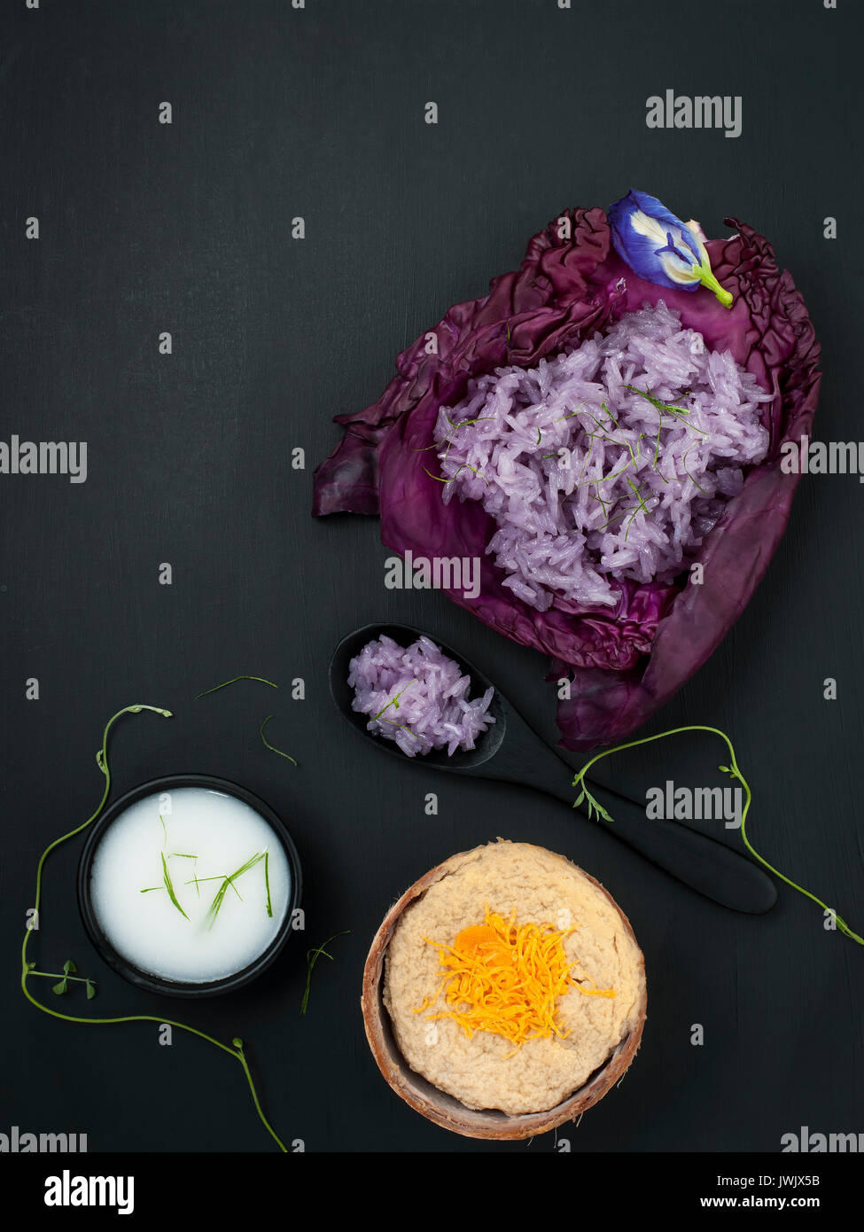 Pois bleu Thai riz gluant au lait de coco crème dessert thaïlandais stylisme culinaire asiatique Banque D'Images