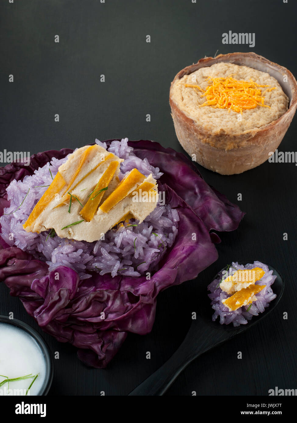 Pois bleu Thai riz gluant au lait de coco crème dessert thaïlandais stylisme culinaire asiatique Banque D'Images
