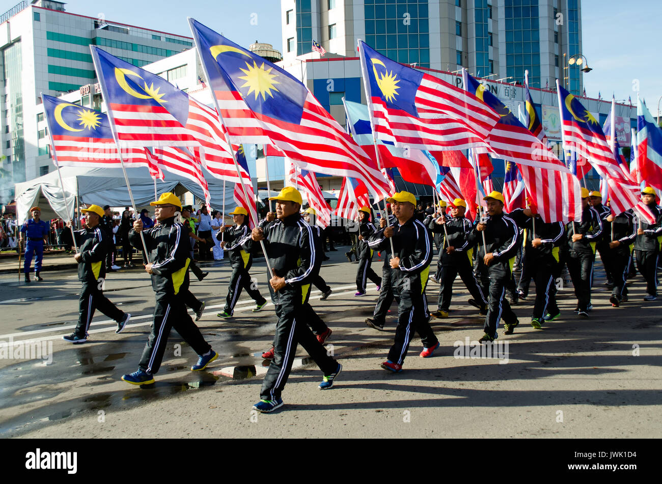 Kota Kinabalu, Malaisie - 31 août 2016 : Les participants qui agitait un drapeau malaisien lors de la 59e défilé du jour de l'indépendance à Kota Kinabalu Banque D'Images