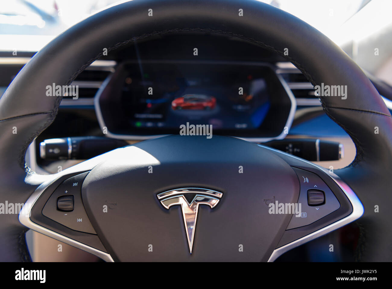 Volant et tableau de bord d'une Tesla Model S P100D Photo Stock - Alamy