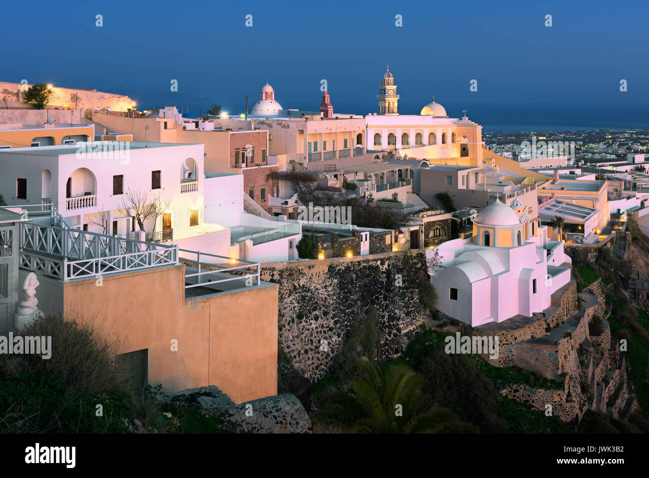 La cathédrale catholique de l'église Saint Jean Baptiste dans la soirée, Fira, Santorini Banque D'Images La cathédrale catholique de l'église Saint Jean Baptiste dans la soirée, Fira, Santorini Banque D'Images