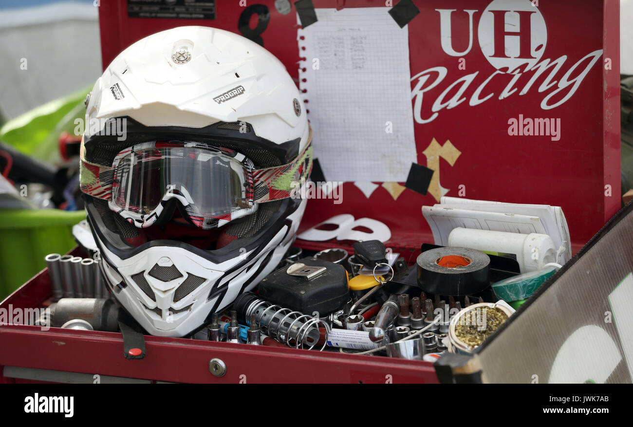 Un casque se trouve dans une boîte à outils dans l'une des piqûres lors des qualifications pour le British Tondeuse Racing Association 12 heures à Five Oaks près de Aldham dans West Sussex. Banque D'Images