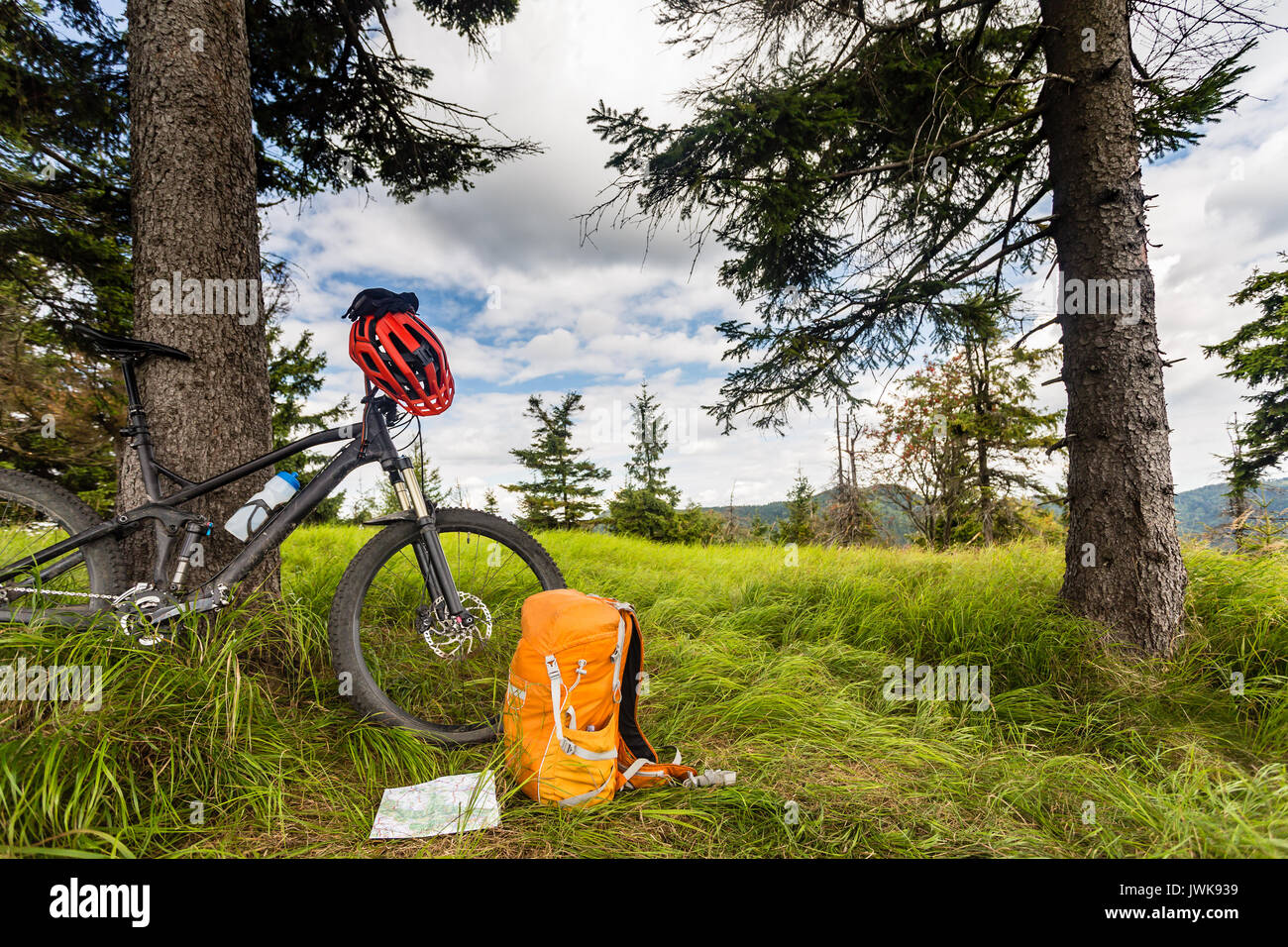 L'équipement de vélo de montagne dans les bois, bikepacking voyage aventure dans les montagnes vertes. Camping et randonnée à vélo VTT voyage avec sac à dos, wilderness fores Banque D'Images