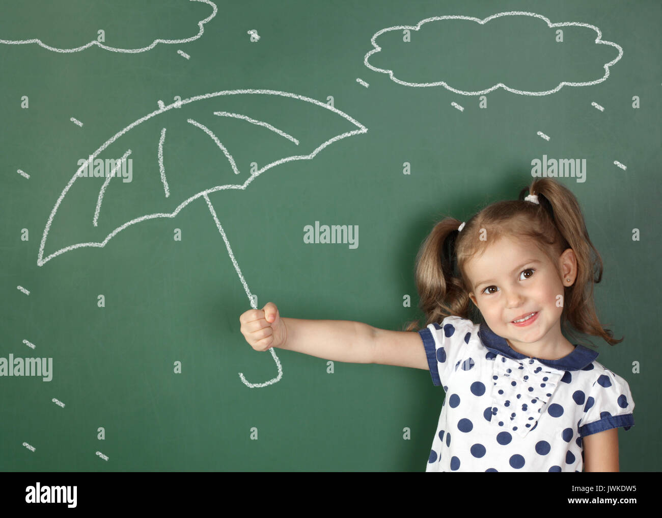 Maintenez l'enfant près de l'école tableau noir parapluie, concept météo Banque D'Images