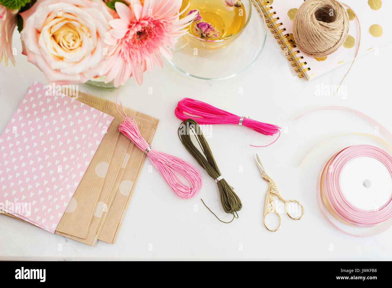 L'artisanat fait main, concept. Matières pour faire des bracelets et des chaînes d'emballage de produits - de la ficelle, des rubans. Concept de travail féminin. Offres de fa Banque D'Images