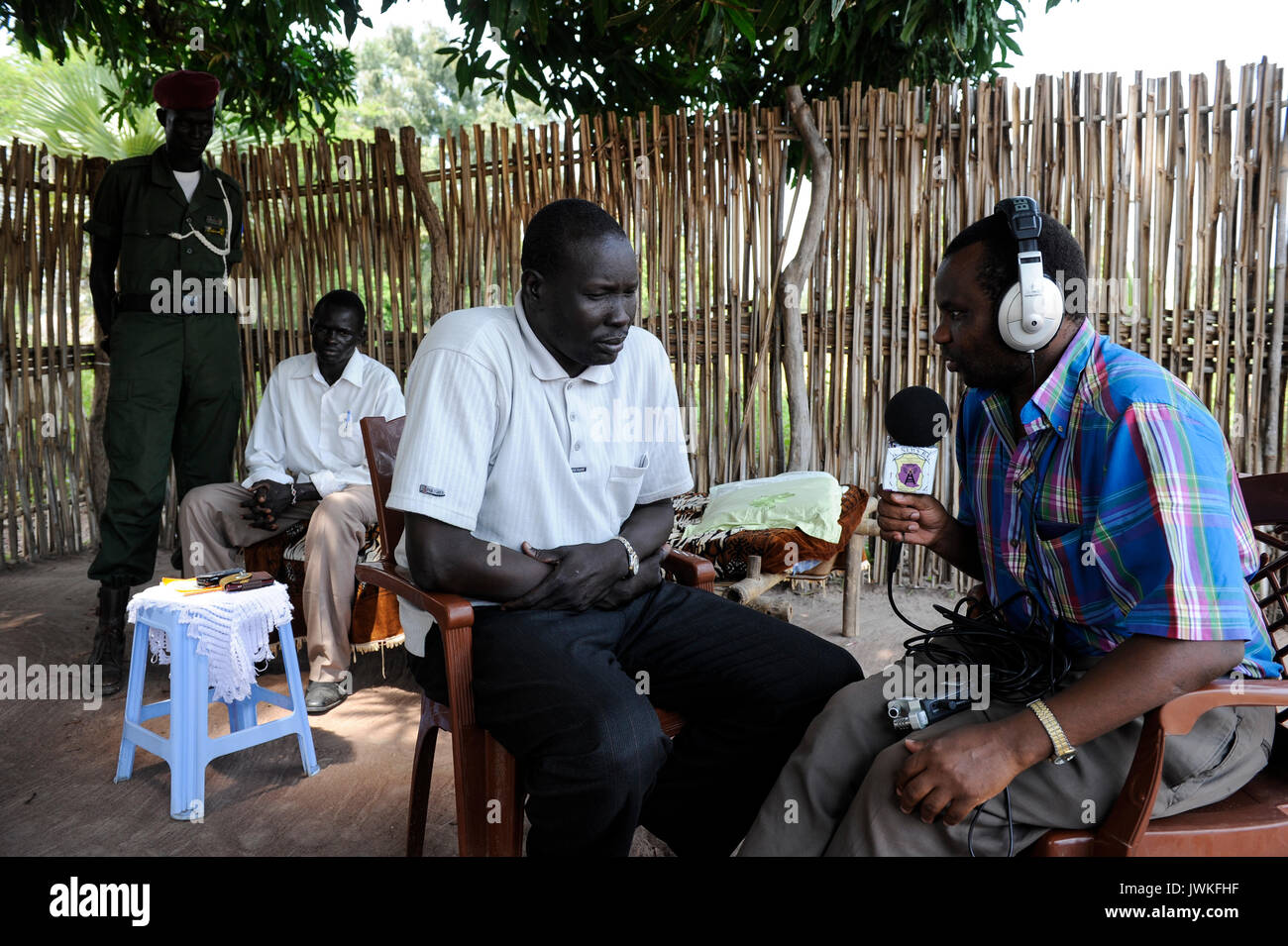 Soudan du sud de la région de Bahr al Ghazal , Lacs, ville Cuibet, radio catholique de bonnes nouvelles interviews DC collecteur de District Banque D'Images