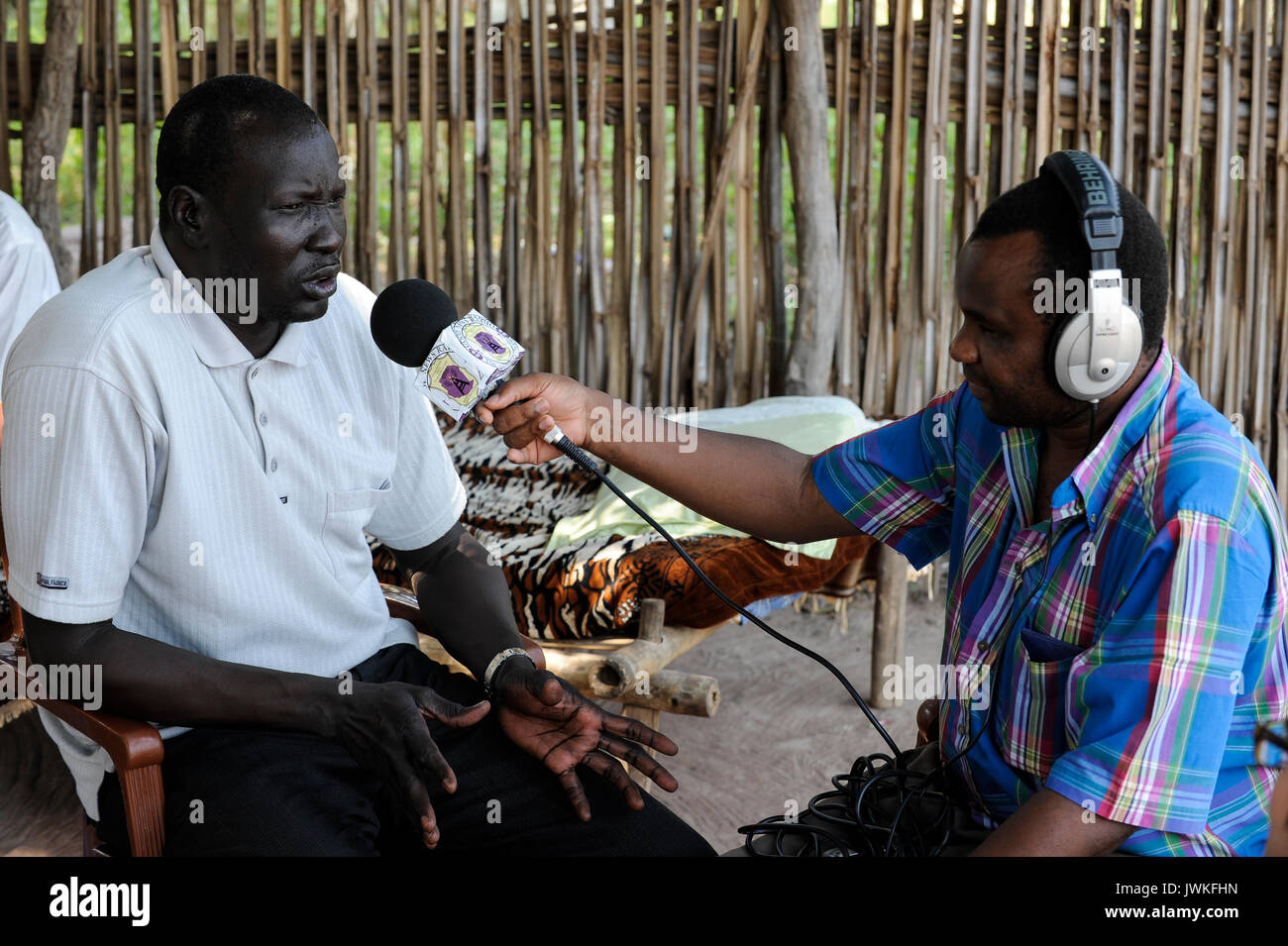 Soudan du sud de la région de Bahr al Ghazal , Lacs, ville Cuibet, radio catholique de bonnes nouvelles interviews DC collecteur de District Banque D'Images