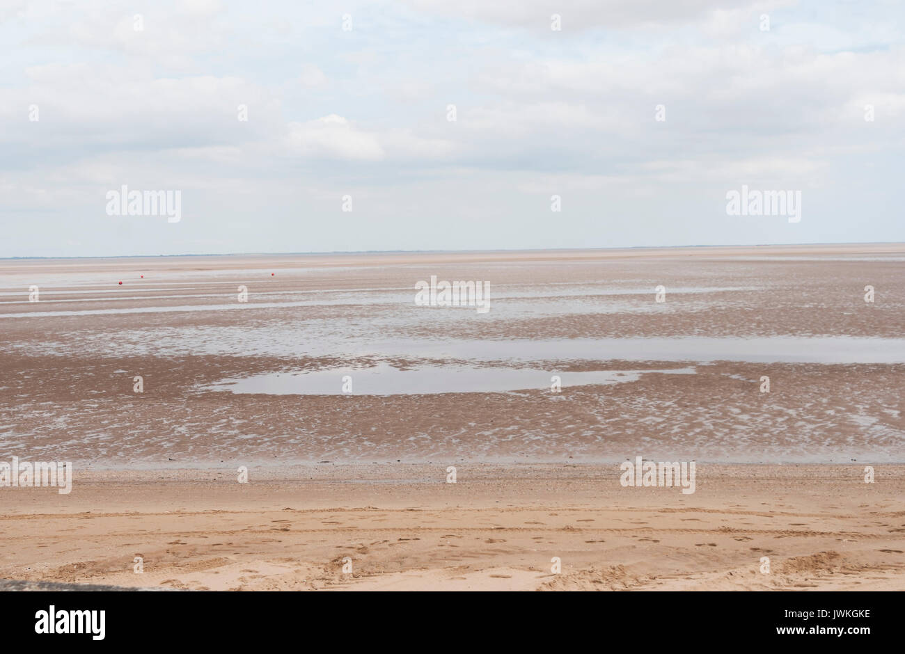 Plage abandonnée, bord de mer, sable, derelict, Tide Out, Paysage, Summertime, plage inoccupée, empreintes de sable, littoral, Angleterre, mer, terre déserte Banque D'Images