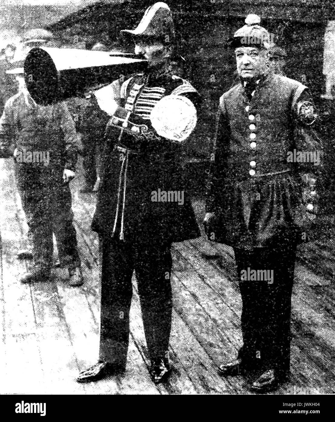 Un vieux journal waterman photographie des bateliers de la Tamise (Londres) en uniforme au cours d'une de leurs courses de bateaux août annuelle. -Pour le manteau et badgesporting Doggetts Banque D'Images