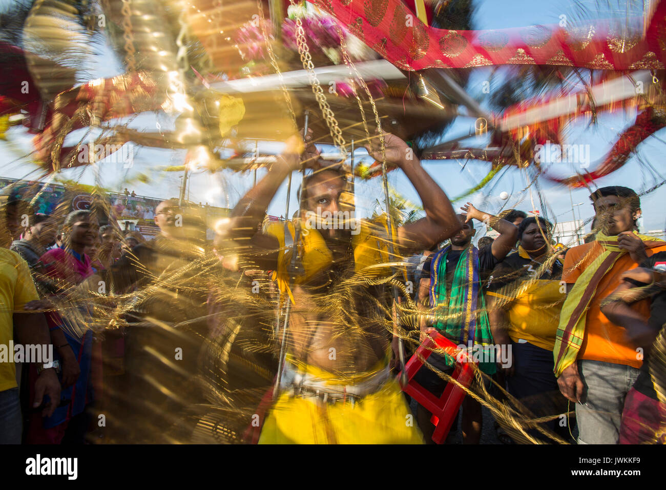 Un hindou adorateur des danses en transportant un kavadi, un lieu de culte qui peut atteindre 100kg, comme un acte de sacrifice de soi pendant l'Thaipusam fête hindoue à Batu Caves temple à Kuala Lumpur. Thaipusam, une fête qui honore le dieu Murugan, est censé apporter santé et prospérité à des pèlerins prêts à faire le voyage jusqu'au temple et donner des offrandes. La Malaysian Thaipusam est le plus grand festival du genre au monde, avec plus de 1,5 millions de pèlerins et touristes présents. Banque D'Images