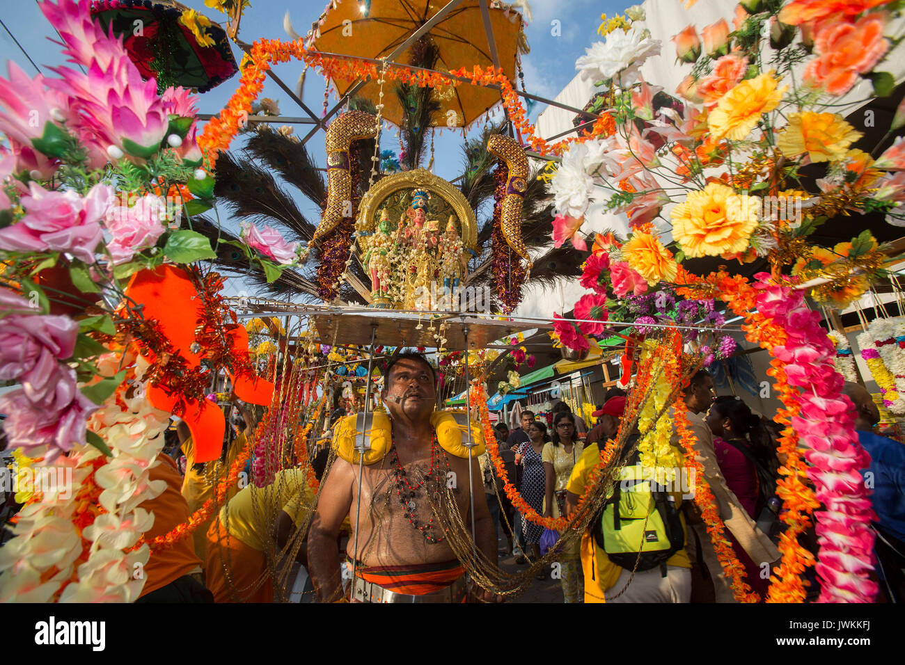 Un hindou adorateur porte un kavadi, un lieu de culte qui peut atteindre 100kg, comme un acte de sacrifice de soi pendant l'Thaipusam fête hindoue à Batu Caves temple à Kuala Lumpur. Thaipusam, une fête qui honore le dieu Murugan, est censé apporter santé et prospérité à des pèlerins prêts à faire le voyage jusqu'au temple et donner des offrandes. La Malaysian Thaipusam est le plus grand festival du genre au monde, avec plus de 1,5 millions de pèlerins et touristes présents. Banque D'Images