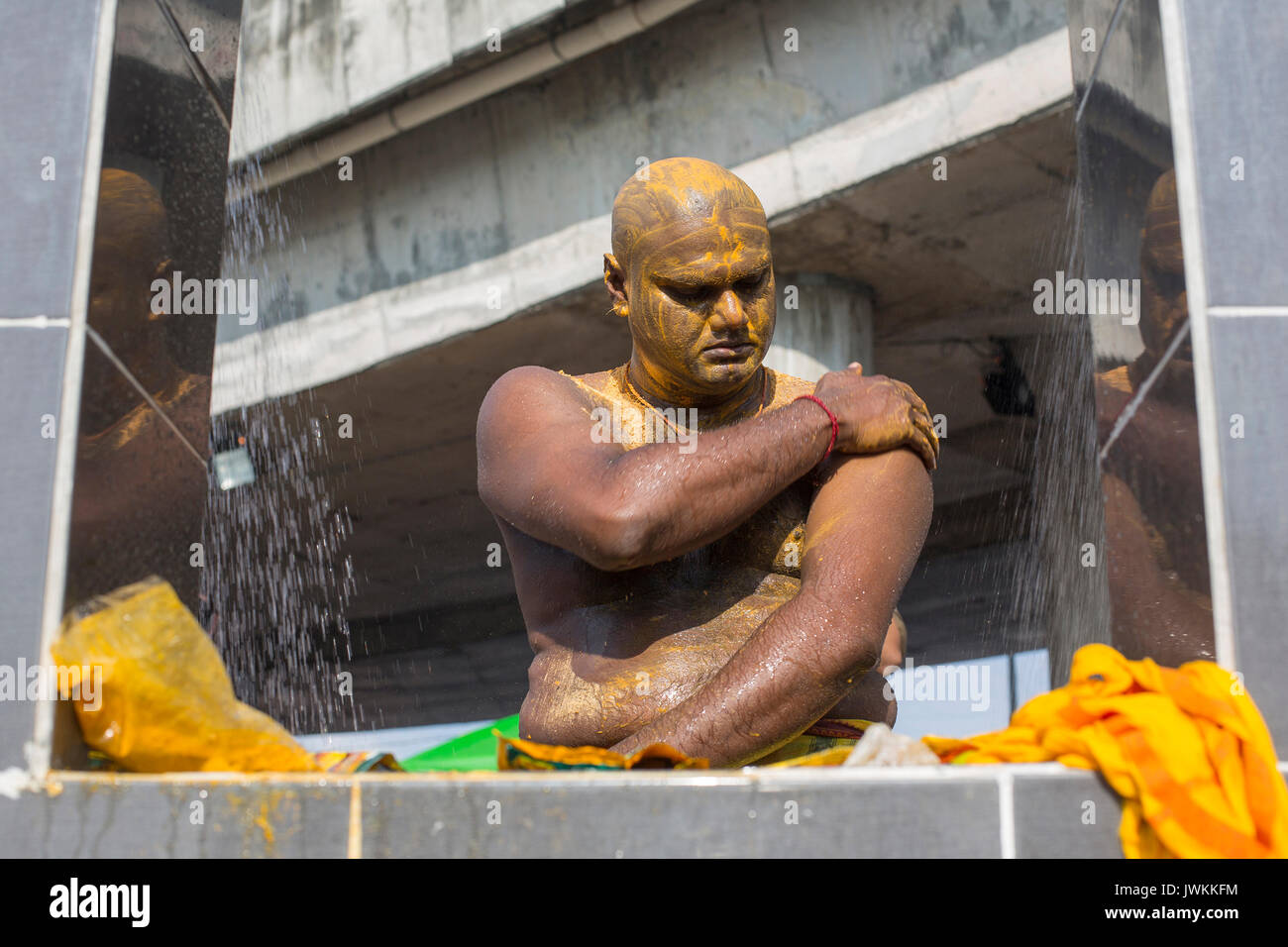 Un homme hindou couvre sa peau avec de la poudre de santal après un bain rituel au cours de l'Thaipusam fête hindoue à Batu Caves temple à Kuala Lumpur. Thaipusam, une fête qui honore le dieu Murugan, est censé apporter santé et prospérité à des pèlerins prêts à faire le voyage jusqu'au temple et donner des offrandes. La Malaysian Thaipusam est le plus grand festival du genre au monde, avec plus de 1,5 millions de pèlerins et touristes présents. Banque D'Images