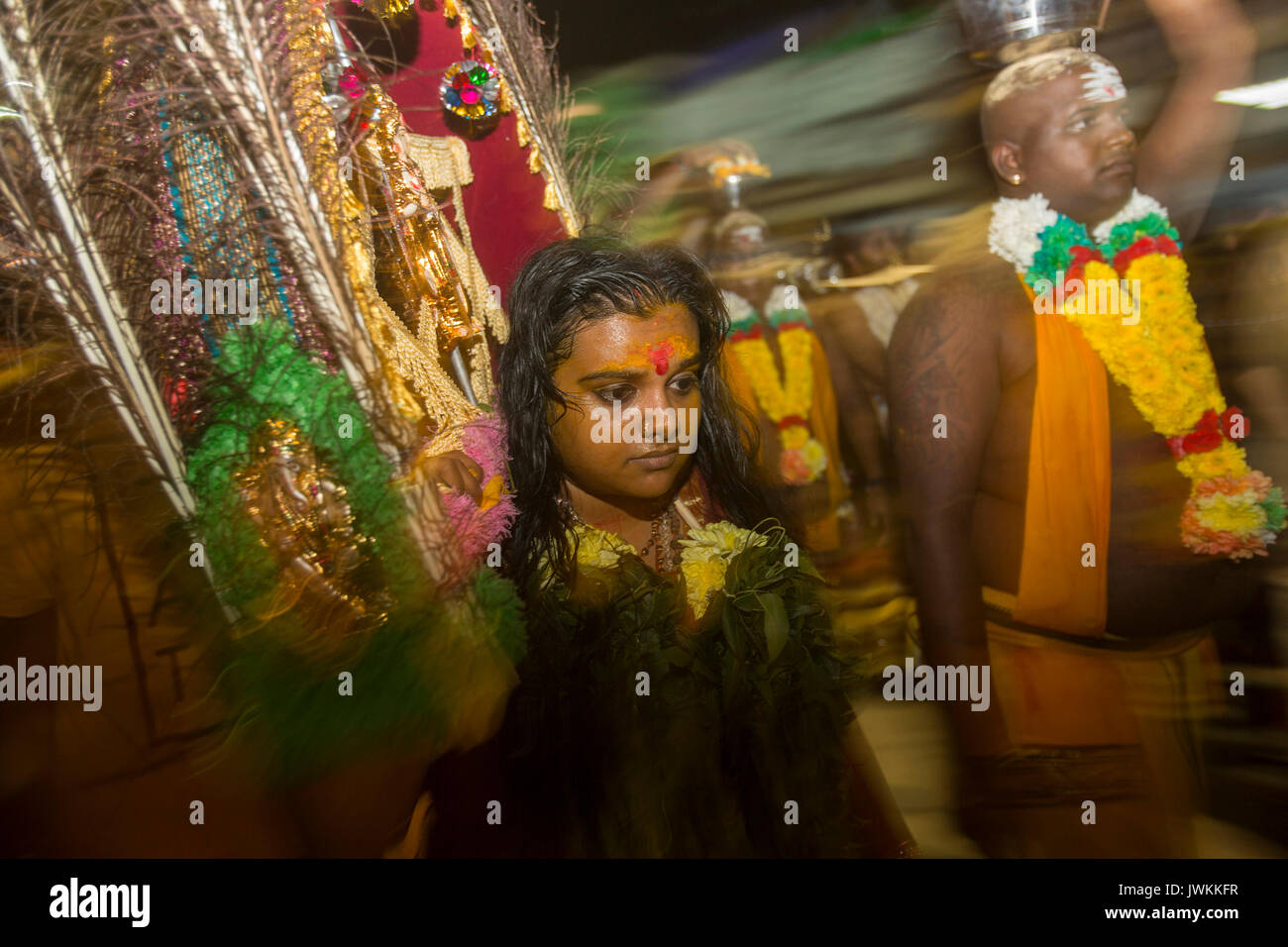 Les fidèles hindous portent des offrandes pendant la Thaipusam fête hindoue à Batu Caves temple à Kuala Lumpur. Thaipusam, une fête qui honore le dieu Murugan, est censé apporter santé et prospérité à des pèlerins prêts à faire le voyage jusqu'au temple et donner des offrandes. La Malaysian Thaipusam est le plus grand festival du genre au monde, avec plus de 1,5 millions de pèlerins et touristes présents. Banque D'Images