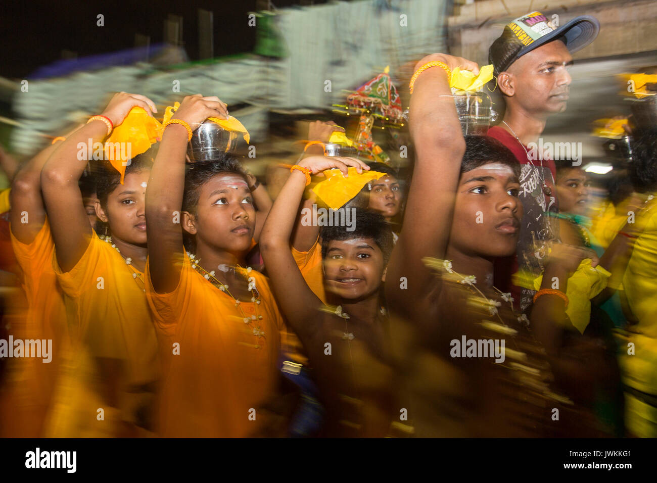 Les fidèles hindous portent des offrandes pendant la Thaipusam fête hindoue à Batu Caves temple à Kuala Lumpur. Thaipusam, une fête qui honore le dieu Murugan, est censé apporter santé et prospérité à des pèlerins prêts à faire le voyage jusqu'au temple et donner des offrandes. La Malaysian Thaipusam est le plus grand festival du genre au monde, avec plus de 1,5 millions de pèlerins et touristes présents. Banque D'Images