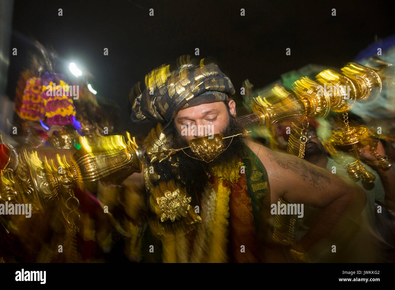 Un hindou adorateur percé sa langue avec une lance et un personnel fortement décoré comme un acte de sacrifice de soi pendant l'Thaipusam fête hindoue à Batu Caves temple à Kuala Lumpur. Thaipusam, une fête qui honore le dieu Murugan, est censé apporter santé et prospérité à des pèlerins prêts à faire le voyage jusqu'au temple et donner des offrandes. La Malaysian Thaipusam est le plus grand festival du genre au monde, avec plus de 1,5 millions de pèlerins et touristes présents. Banque D'Images