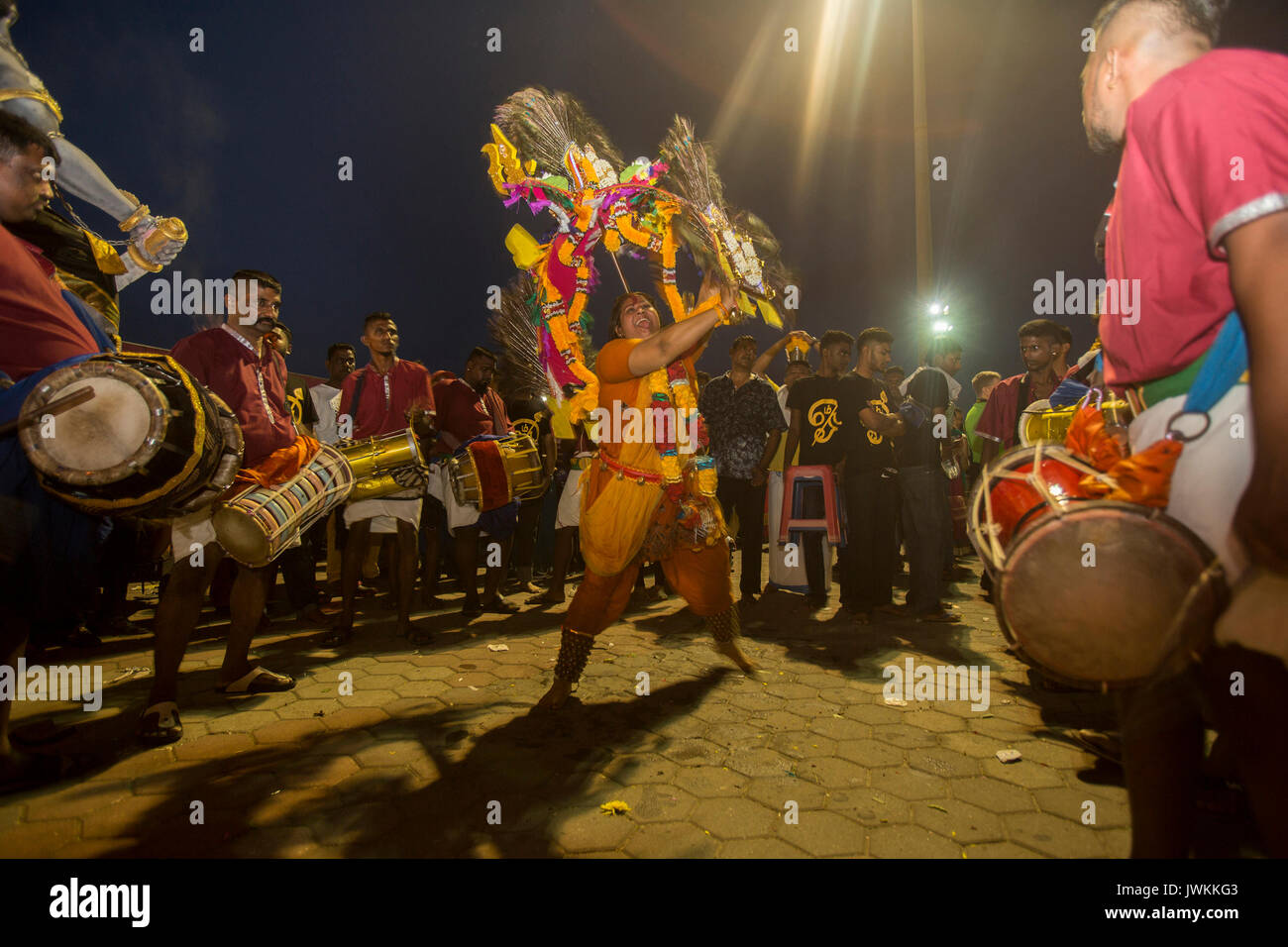 Une femme hindoue danses dans une transe qu'elle porte un kavadi, un lieu de culte pendant le festival hindou Thaipusam à Batu Caves temple à Kuala Lumpur. Thaipusam, une fête qui honore le dieu Murugan, est censé apporter santé et prospérité à des pèlerins prêts à faire le voyage jusqu'au temple et donner des offrandes. La Malaysian Thaipusam est le plus grand festival du genre au monde, avec plus de 1,5 millions de pèlerins et touristes présents. Banque D'Images