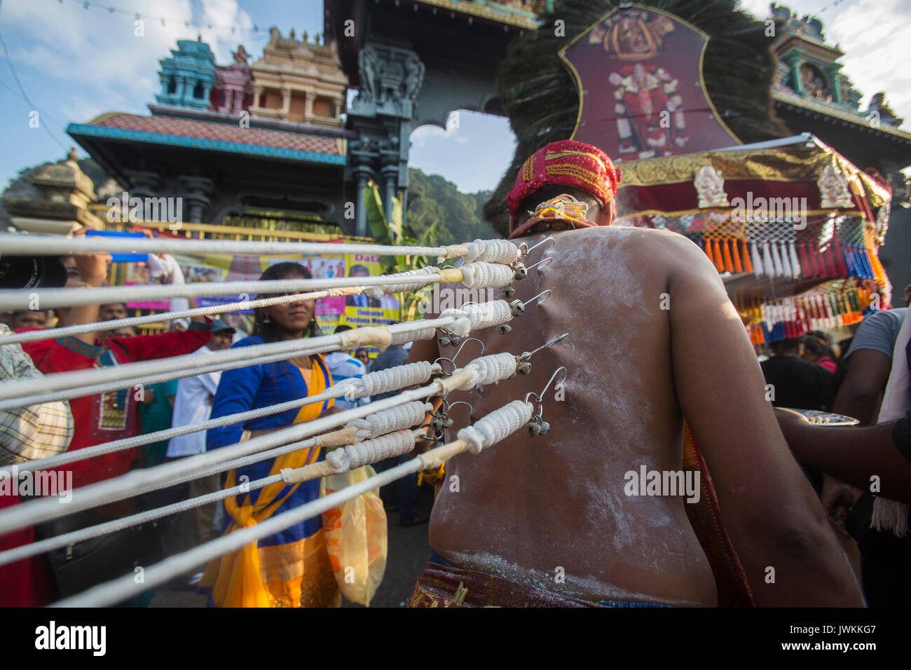 Un hindou adorateur percé sa peau avec des crochets comme un acte de sacrifice de soi pendant l'Thaipusam fête hindoue à Batu Caves temple à Kuala Lumpur. Thaipusam, une fête qui honore le dieu Murugan, est censé apporter santé et prospérité à des pèlerins prêts à faire le voyage jusqu'au temple et donner des offrandes. La Malaysian Thaipusam est le plus grand festival du genre au monde, avec plus de 1,5 millions de pèlerins et touristes présents. Banque D'Images
