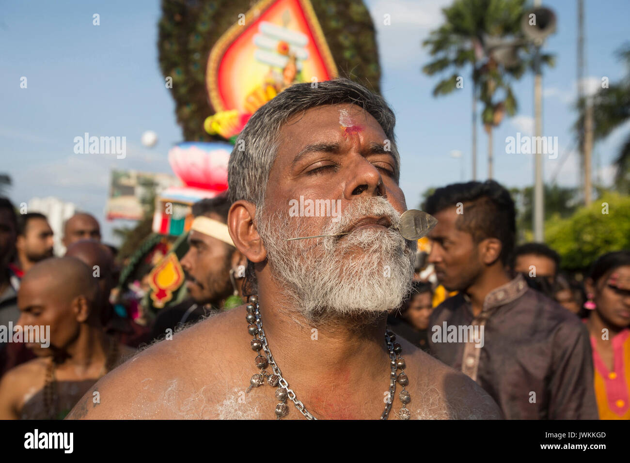 Un hindou adorateur porte un piercing lance sa langue comme un acte de sacrifice de soi pendant l'Thaipusam fête hindoue à Batu Caves temple à Kuala Lumpur. Thaipusam, une fête qui honore le dieu Murugan, est censé apporter santé et prospérité à des pèlerins prêts à faire le voyage jusqu'au temple et donner des offrandes. La Malaysian Thaipusam est le plus grand festival du genre au monde, avec plus de 1,5 millions de pèlerins et touristes présents. Banque D'Images