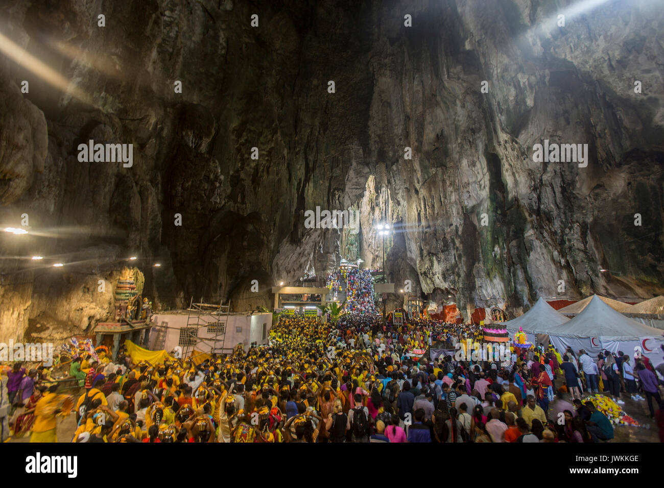 Les fidèles hindous recueillir durant le festival hindou Thaipusam à Batu Caves temple à Kuala Lumpur. Thaipusam, une fête qui honore le dieu Murugan, est censé apporter santé et prospérité à des pèlerins prêts à faire le voyage jusqu'au temple et donner des offrandes. La Malaysian Thaipusam est le plus grand festival du genre au monde, avec plus de 1,5 millions de pèlerins et touristes présents. Banque D'Images