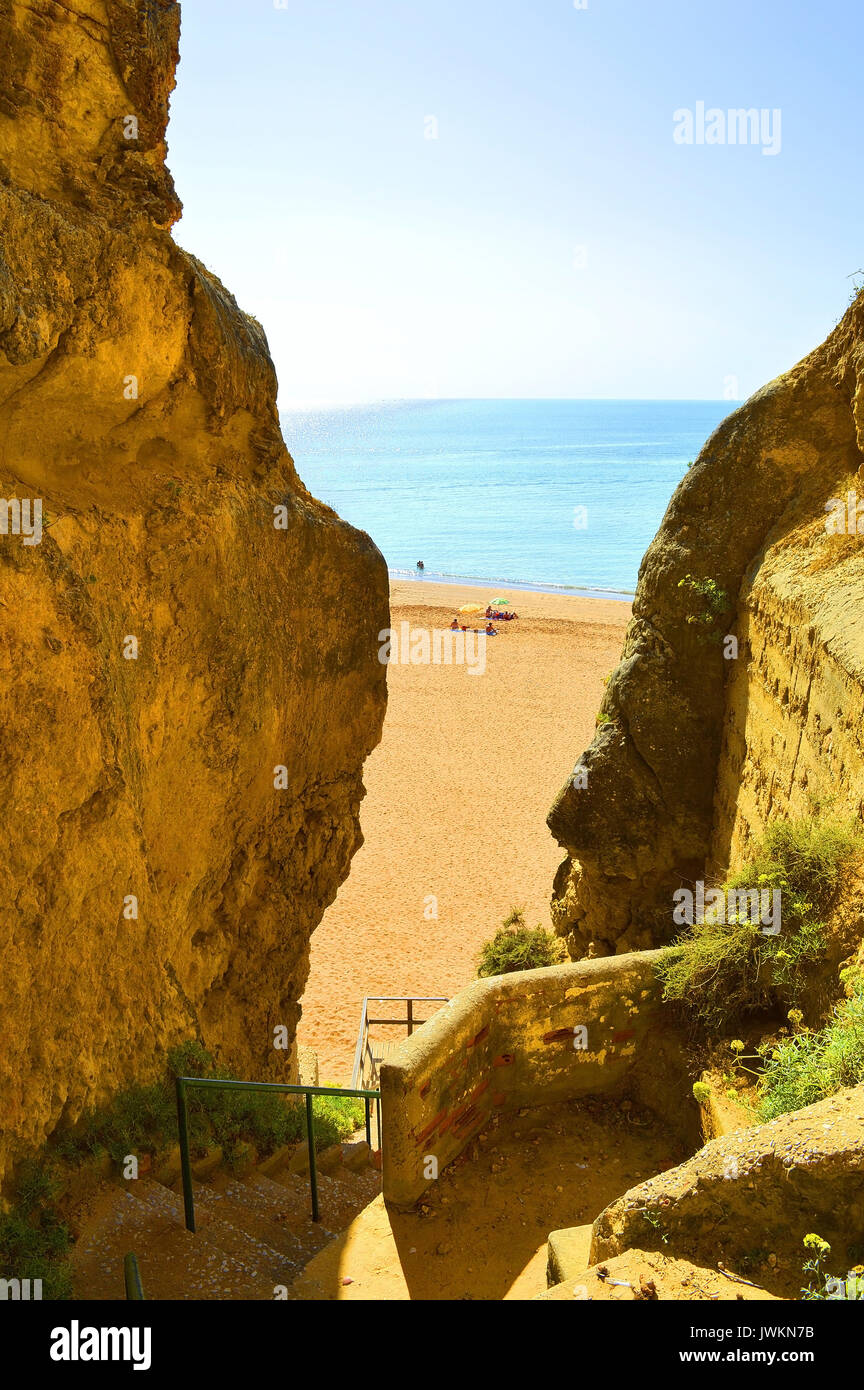 Pas en bas de la plage Senhora Da Rocha au Portugal Banque D'Images