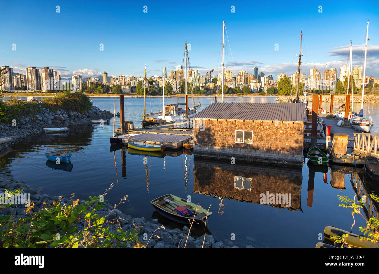 Bateau-taxi à Heritage Harbour près du Musée maritime sur Kitsilano False Creek Seawall avec vue sur les immeubles du centre-ville de Vancouver, C.-B. Canada Banque D'Images