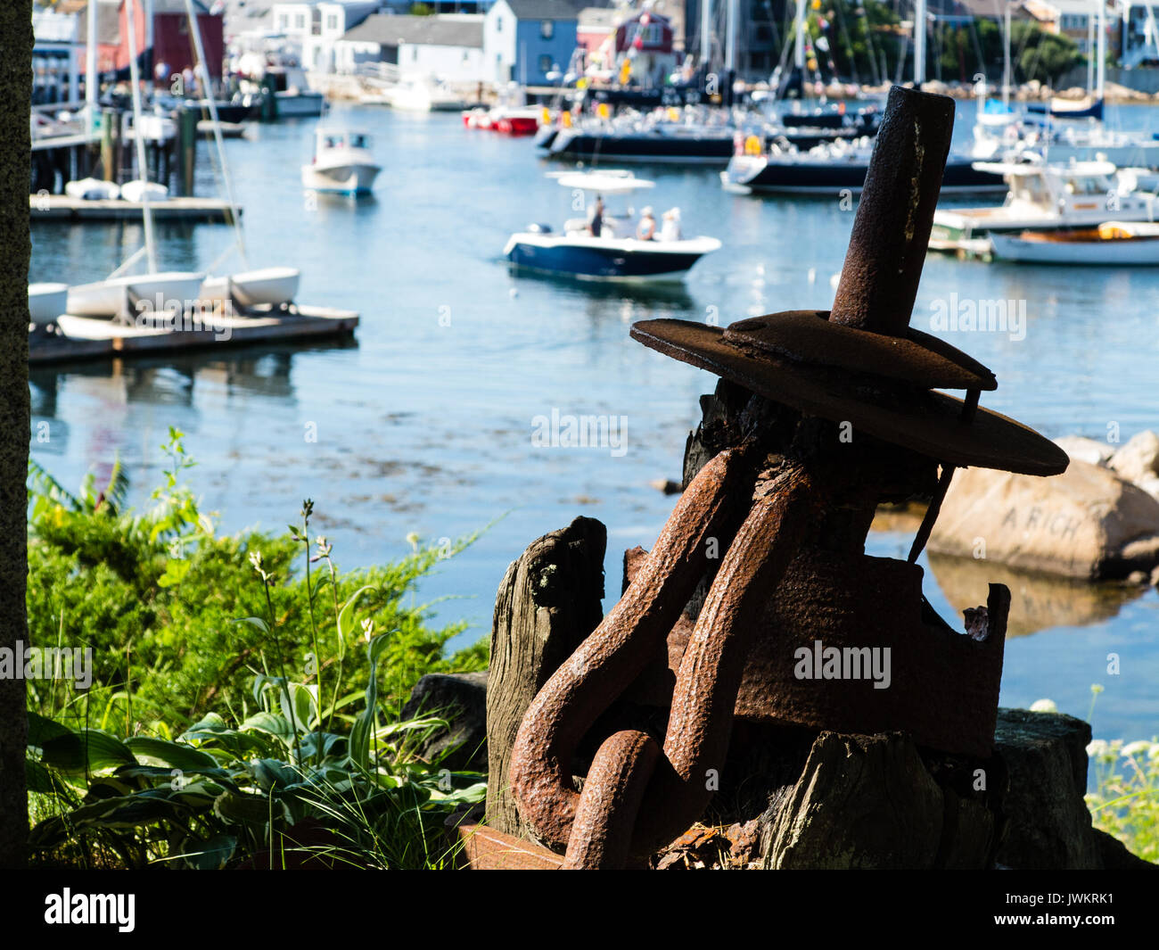 Une vieille chaîne rouillée et d'ancrage par une nouvelle Angleterre port avec bateaux Banque D'Images