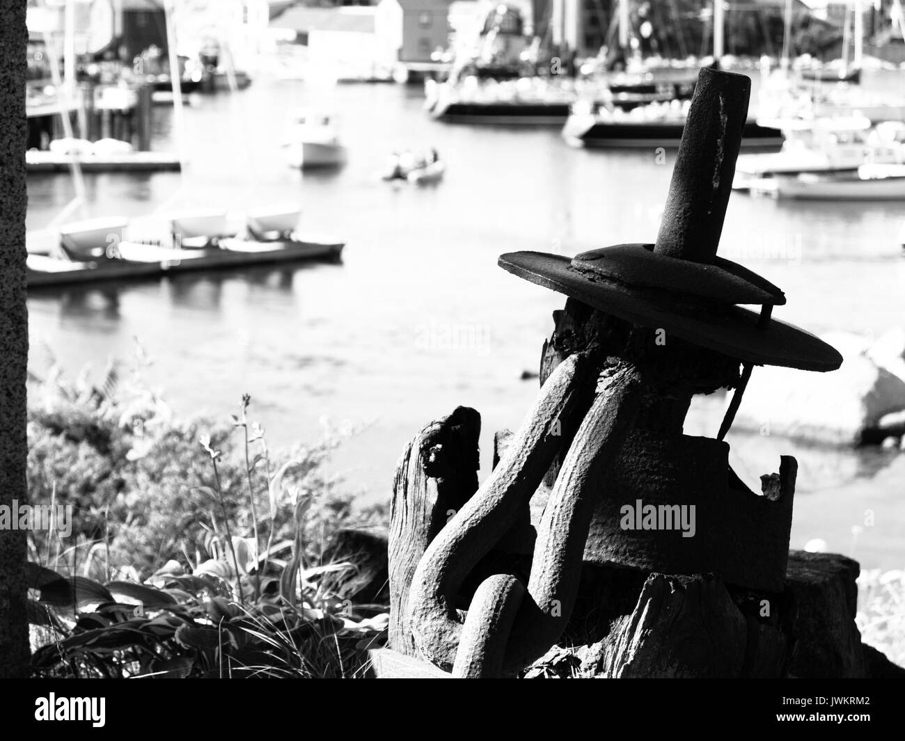 Une vieille chaîne rouillée et d'ancrage par une nouvelle Angleterre port avec bateaux Banque D'Images