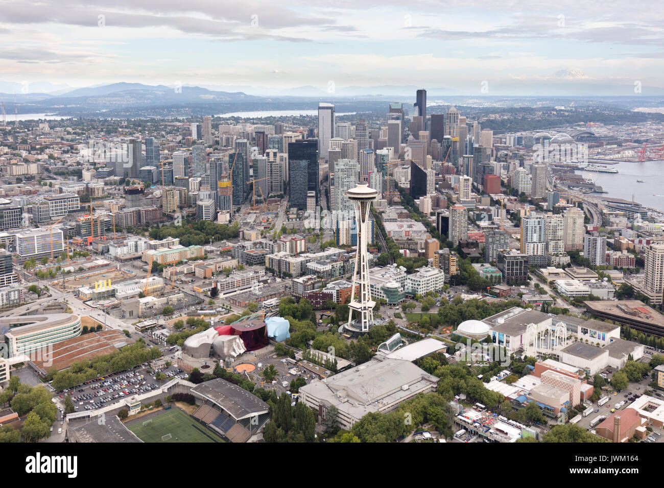 Vue aérienne de la Space Needle, Seattle Center et le centre-ville, l'État de Washington, USA Banque D'Images