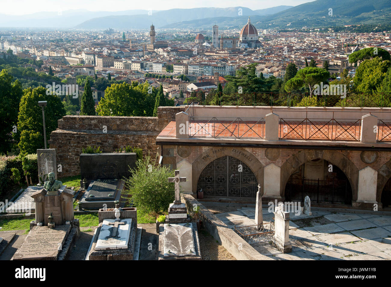 Tombe de famille de Franco Zeffirelli sur Cimitero delle Porte Sante sur San Miniato al Monte et le centre historique de Florence dans la liste du patrimoine mondial par une Banque D'Images