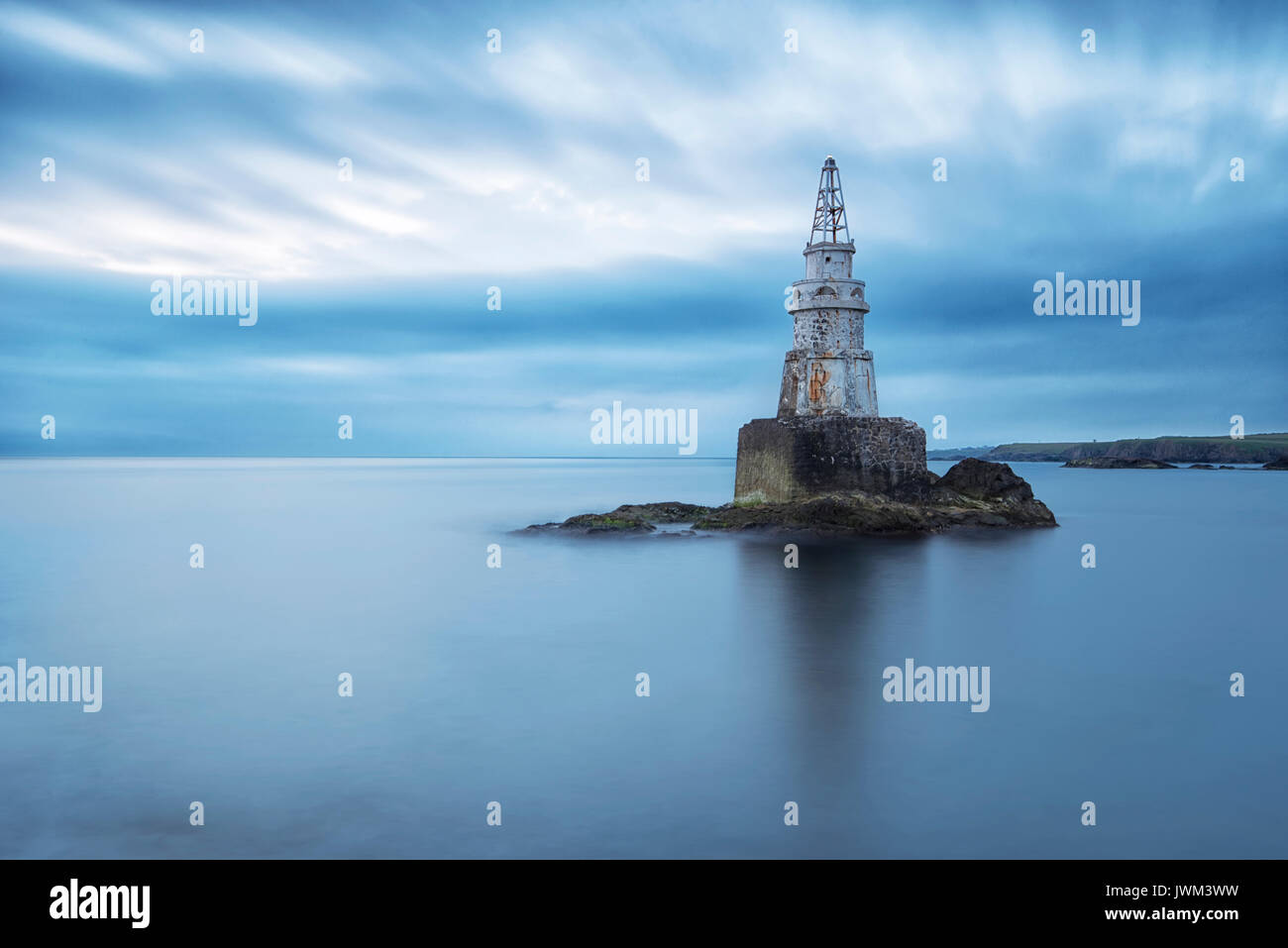 Le phare de l'aube brumeuse à Ahtopol, Bulgarie. Blue Hour seascape. L'exposition longue Banque D'Images