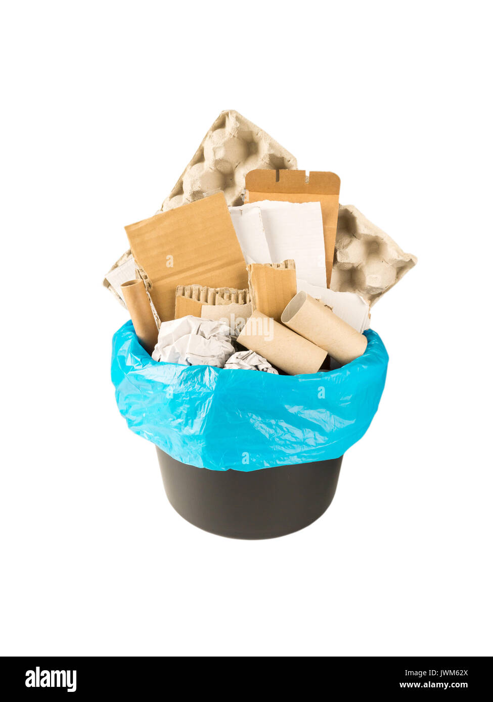 Séparer la collecte des déchets. Les déchets de papier dans le godet en plastique noir et bleu sac isolé sur blanc. Banque D'Images