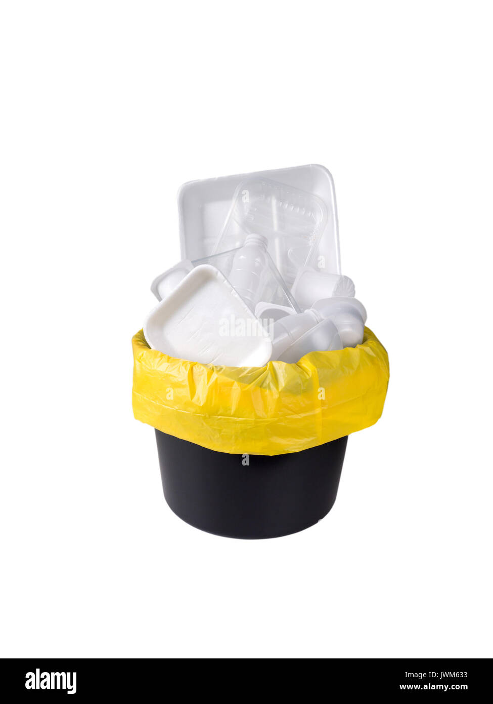 Séparer la collecte des déchets. Des déchets en plastique dans le pack noir seau et sac en plastique jaune isolé sur blanc. Banque D'Images