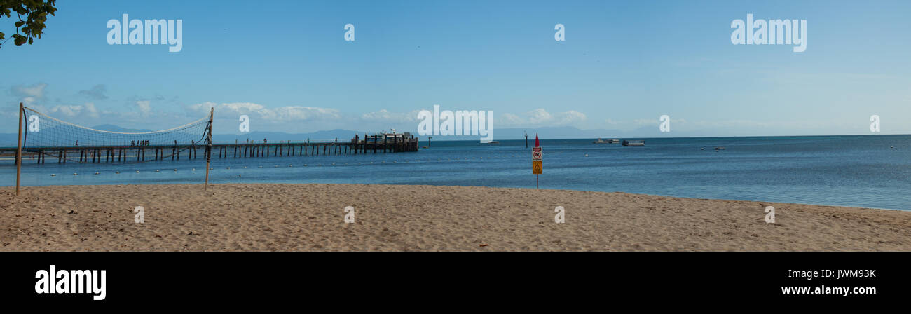 Un Panorama de la plage sur l'île Green, une attraction touristique populaire pour savoir c'est la plongée près de la Grande Barrière de Corail. Banque D'Images