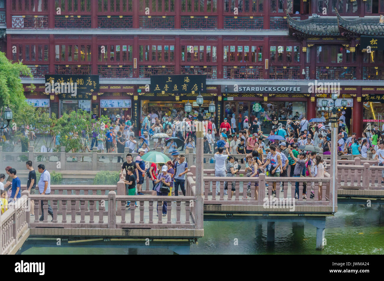 En regardant le pont Jiugu qui conduit à des jardins de Yuyuan de Shanghai, Chine. Banque D'Images