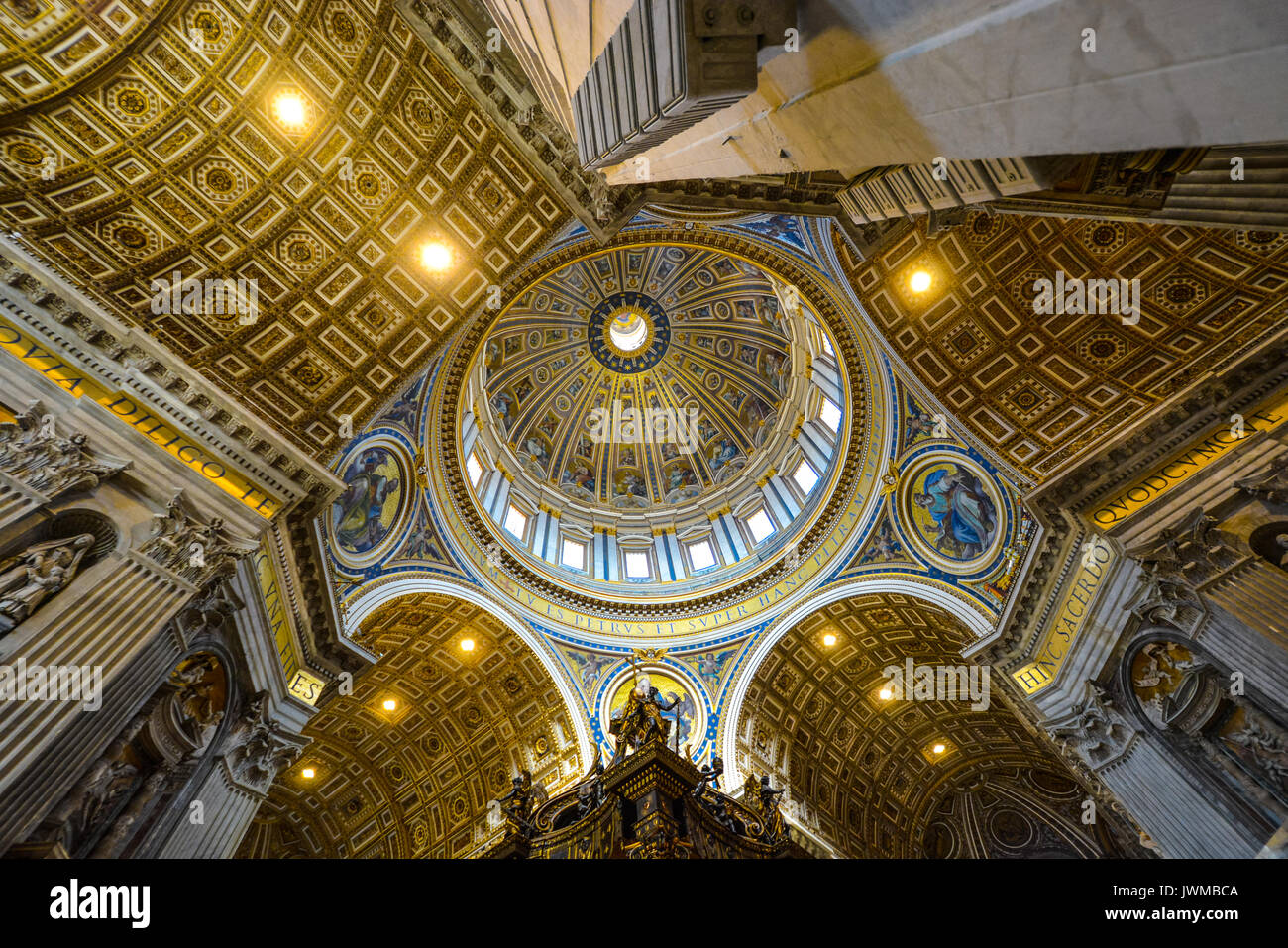La coupole de la Basilique St Pierre dans la Cité du Vatican, Rome, Italie à partir de l'intérieur montrant les couleurs bleu et or brillant Banque D'Images