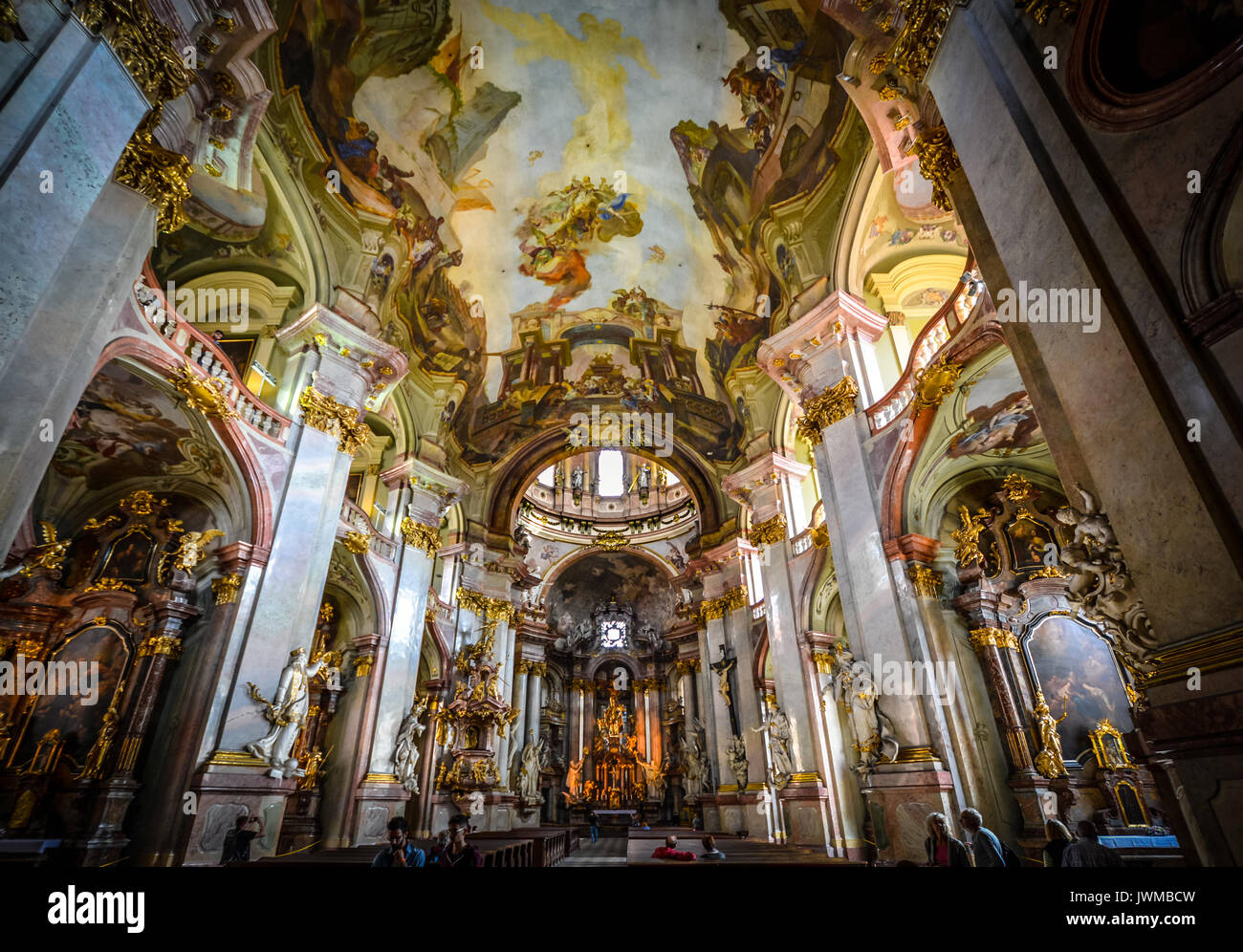 L'intérieur baroque radical spectaculaire de l'église St Nicholas dans Mala Strana Prague Banque D'Images