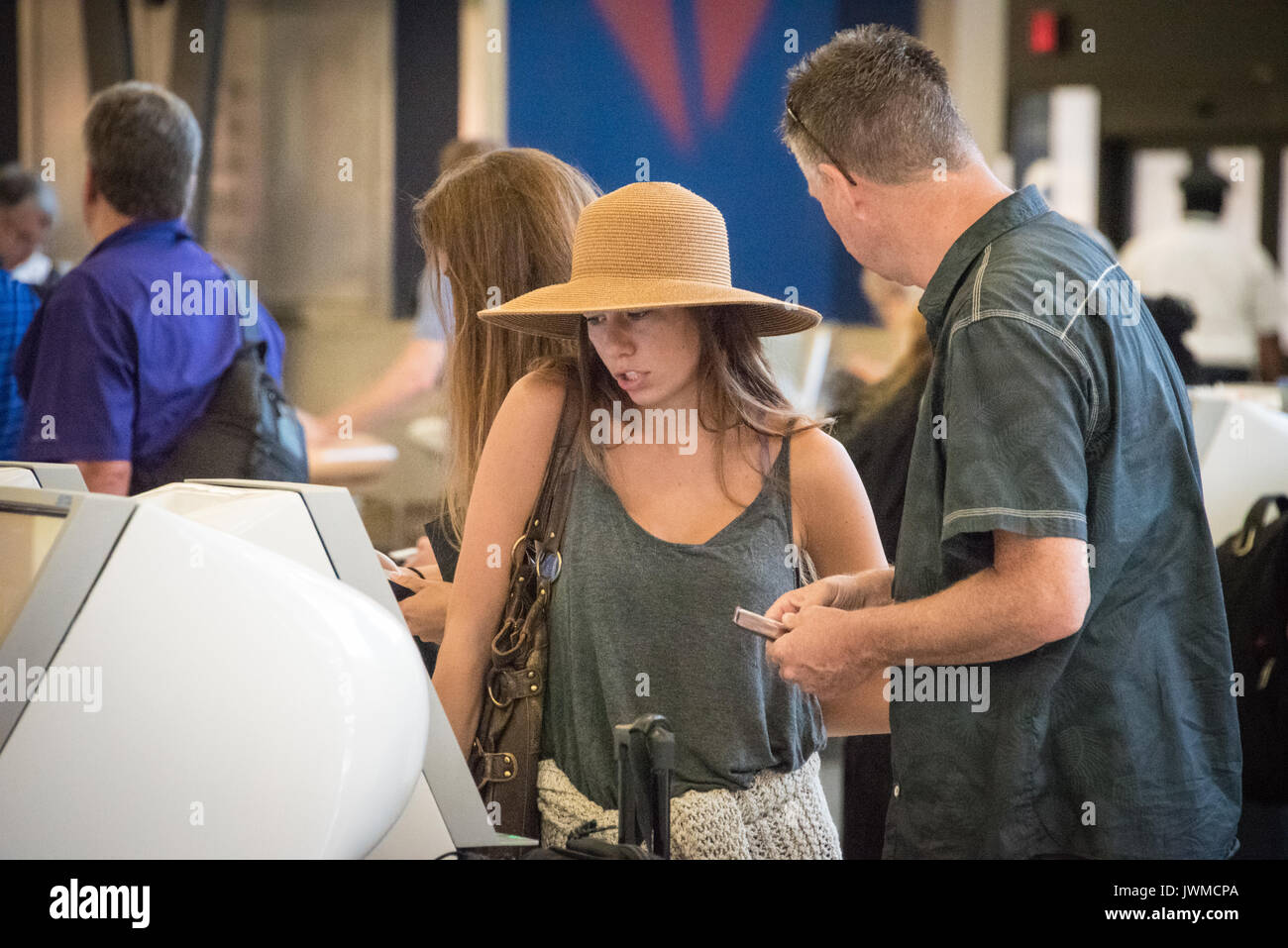 Les passagers à l'Aéroport International d'Atlanta à l'aide de Delta Air Line, bornes d'enregistrement pour l'embarquement à Atlanta, Georgia, USA. Banque D'Images