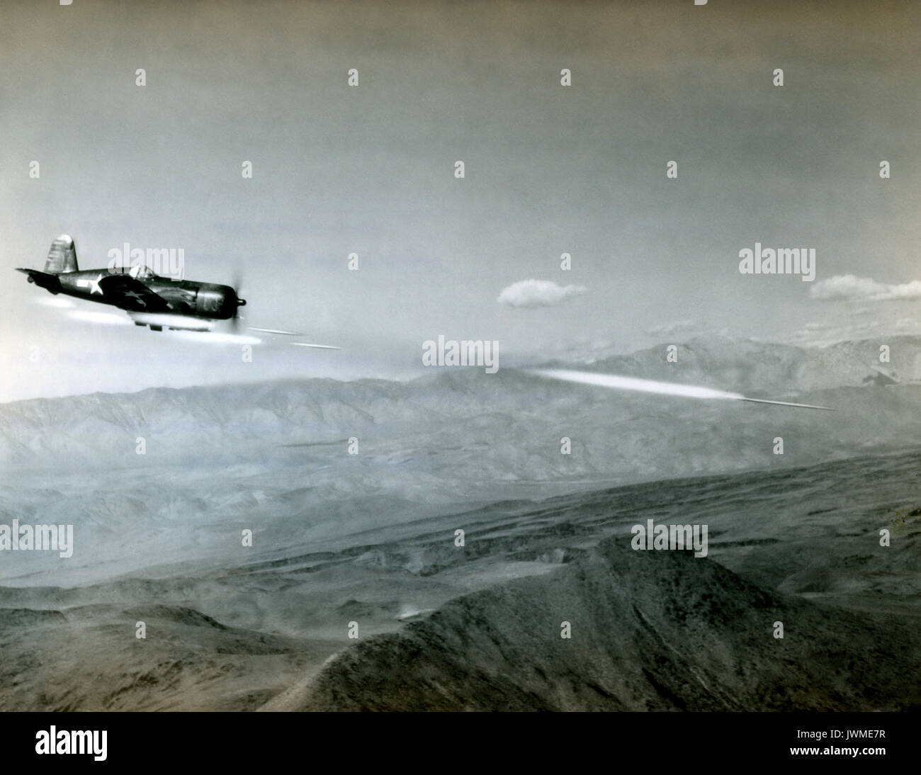 La Marine américaine Vought F4U Corsair fighter aircraft tire un 6,5 pouces fusée avion antichar connue sous le nom d'ATAR au cours d'une mission de combat au-dessus de la Corée pendant la guerre de Corée en 1951. Banque D'Images