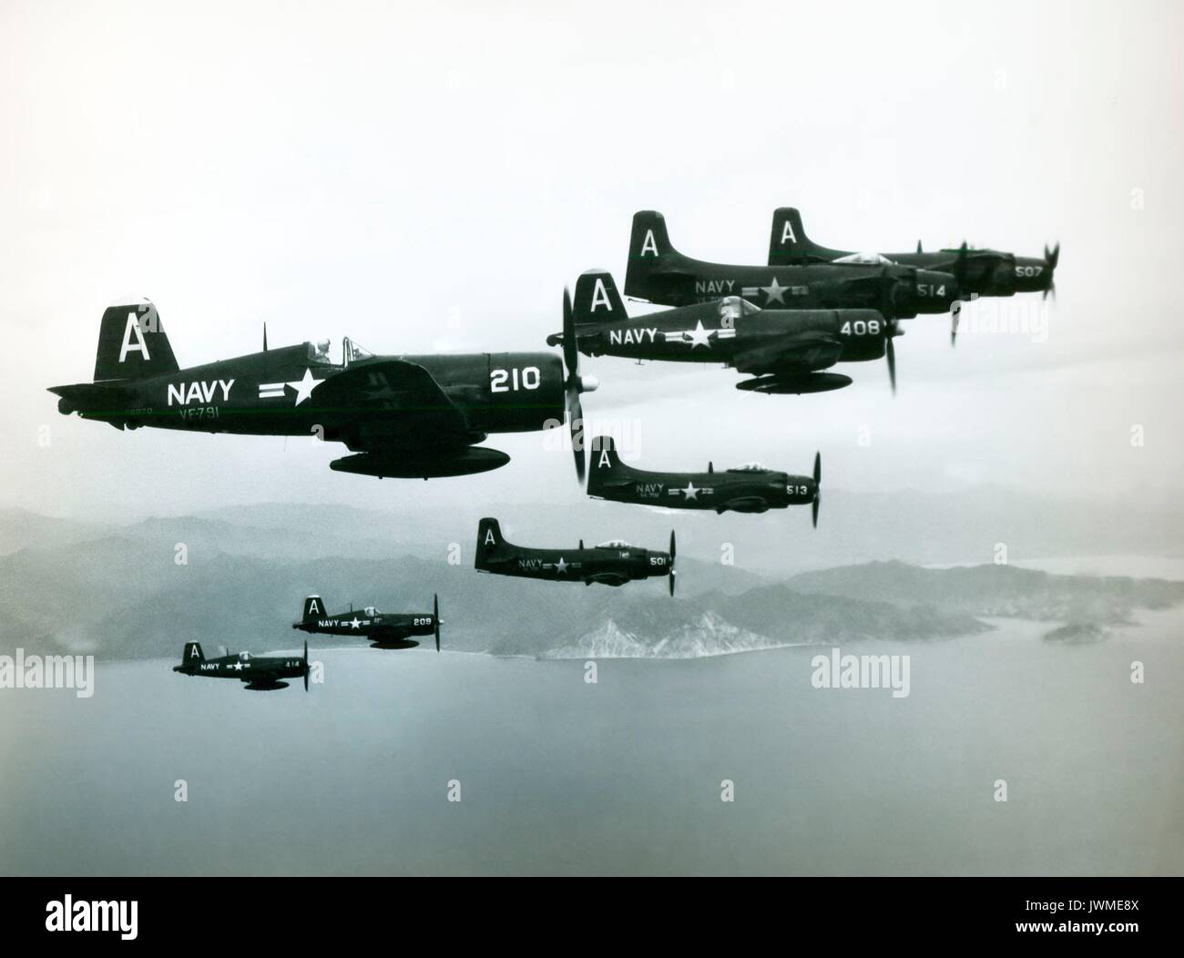 Douglas A-1 de la Marine américaine et Skyraiders Vought F4U Corsair les avions de l'USS ANTIETAM air group voler en formation serrée comme ils volent les missions de combat au-dessus de la Corée pendant la guerre de Corée en 1952. Banque D'Images