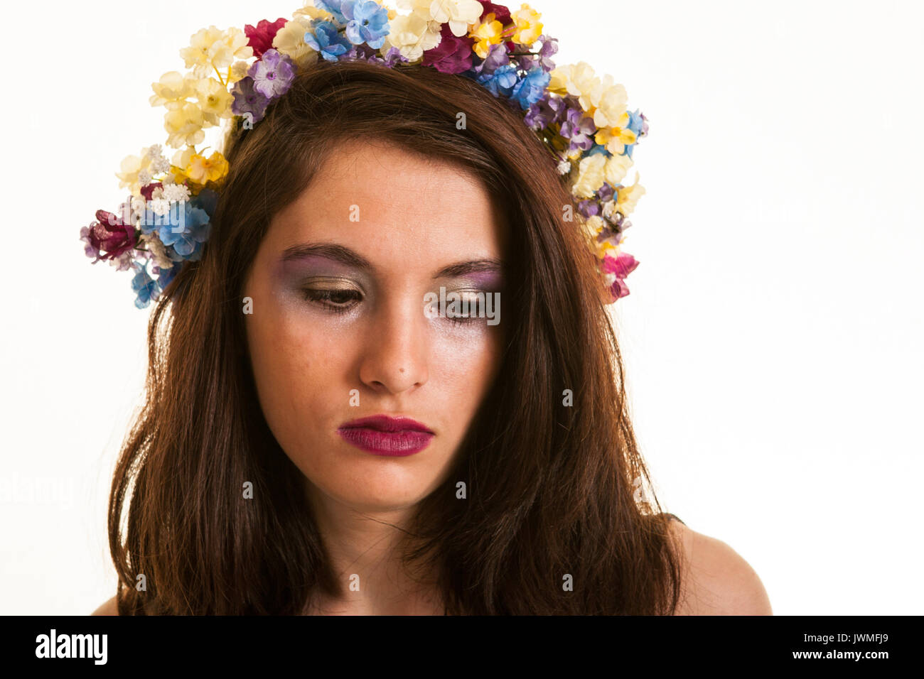 Pretty woman avec couronne de fleurs dans les cheveux Banque D'Images