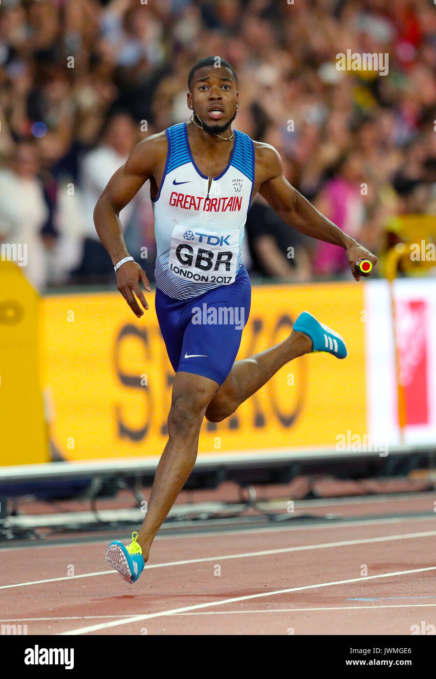 Nethaneel Mitchell-Blake en Grande-Bretagne sur le chemin de gagner l'or dans la finale masculine de relais 4x100m pendant le neuf jour des Championnats du monde IAAF 2017 au stade de Londres.APPUYEZ SUR ASSOCIATION photo.Date de la photo: Samedi 12 août 2017.Voir PA Story Athletics World.Le crédit photo doit être lu : Jonathan Brady/PA Wire.RESTRICTIONS : usage éditorial uniquement.Pas de transmission de son ou d'images en mouvement et pas de simulation vidéo. Banque D'Images